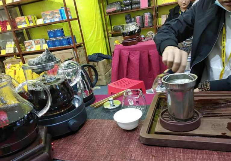 安徽一茶农，20年来每天都喝2杯茶，如今总结出4条经验