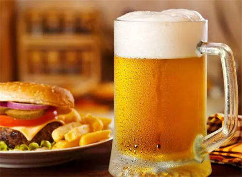 大量饮用啤酒和烈性酒对健康的威胁更大