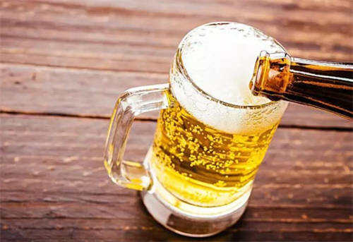 过量喝啤酒使痛风发病增加_啤酒过量会引起痛风病