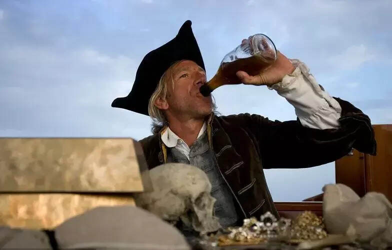 为什么海盗喜欢朗姆酒（为什么海盗的船上，都会携带大量的朗姆酒）