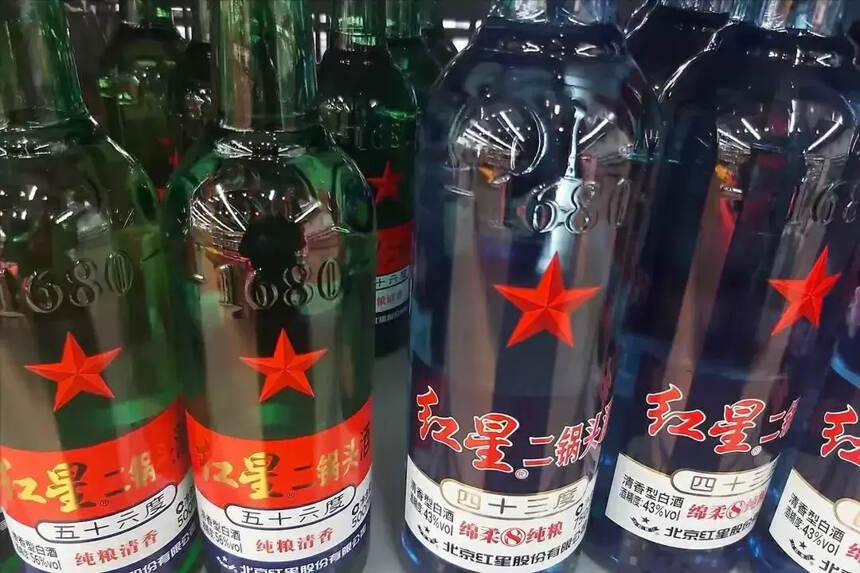 买红星二锅头，注意区分绿瓶和蓝瓶，区别不小，学会再买不吃亏