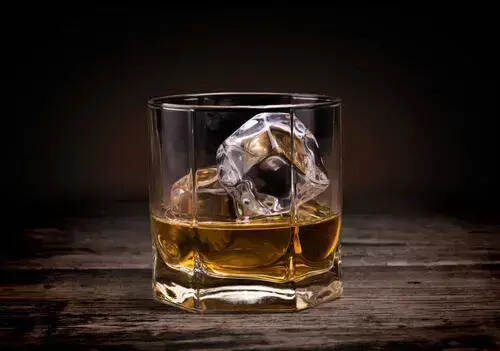 酒知识｜威士忌怎么喝？从酒杯选择到三种经典喝法