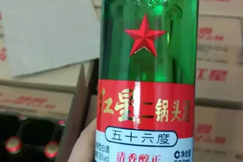 买红星二锅头，注意区分绿瓶和蓝瓶，区别不小，学会再买不吃亏
