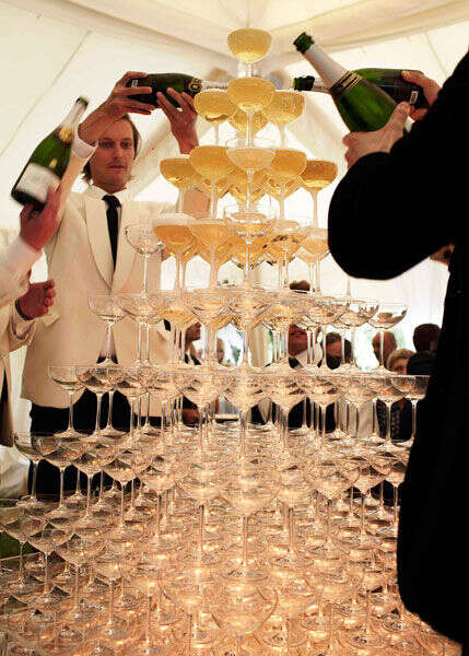 为何结婚时要用香槟塔？