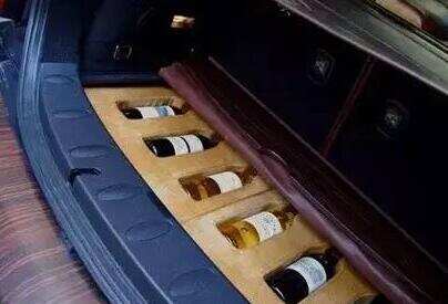 把酒放在汽车后备箱