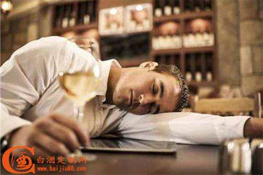 喝白酒能改善睡眠吗？睡不着可以喝白酒吗？