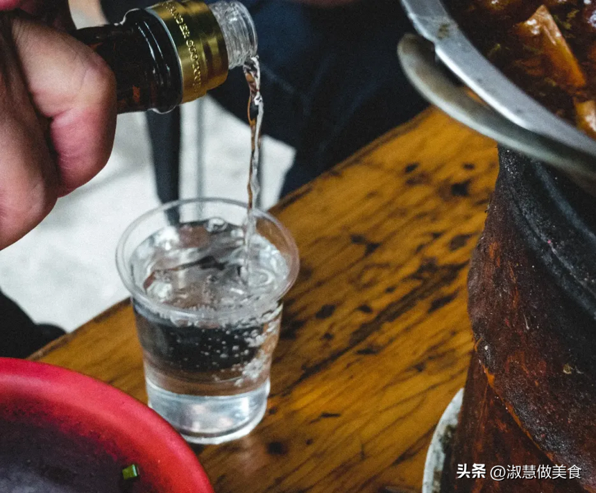 上海喝酒“怪象”，高档喝茅台，低档江小白，但也偏爱这4款
