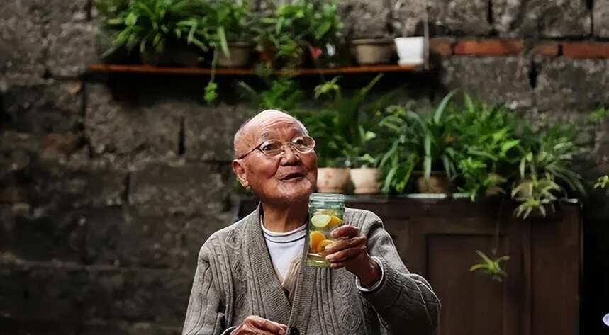 重庆80岁老汉，喝酒多年发现喝错了，网友：喝错活到80岁，不错