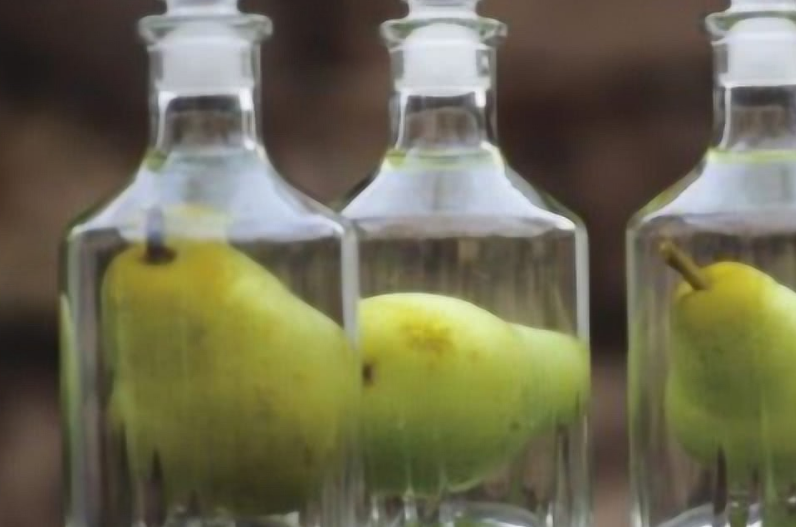 五粮液“永不分梨”酒，居然放入了一颗完整的梨？它是怎么做到的