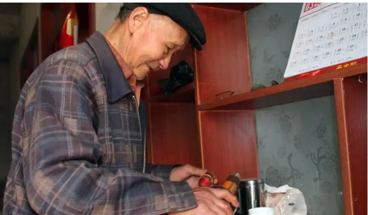 重庆80岁老汉，喝酒多年发现喝错了，网友：喝错活到80岁，不错