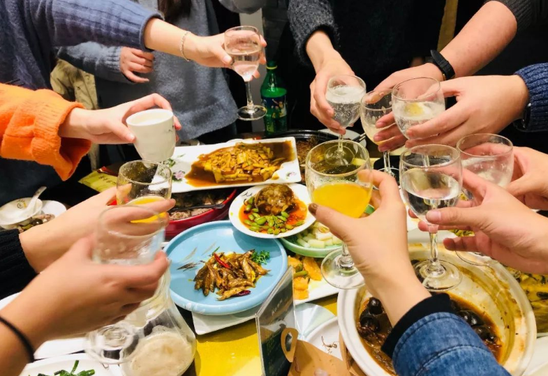 为何爱喝烈酒的外国人，并不喜欢中国的高度白酒？看完才懂