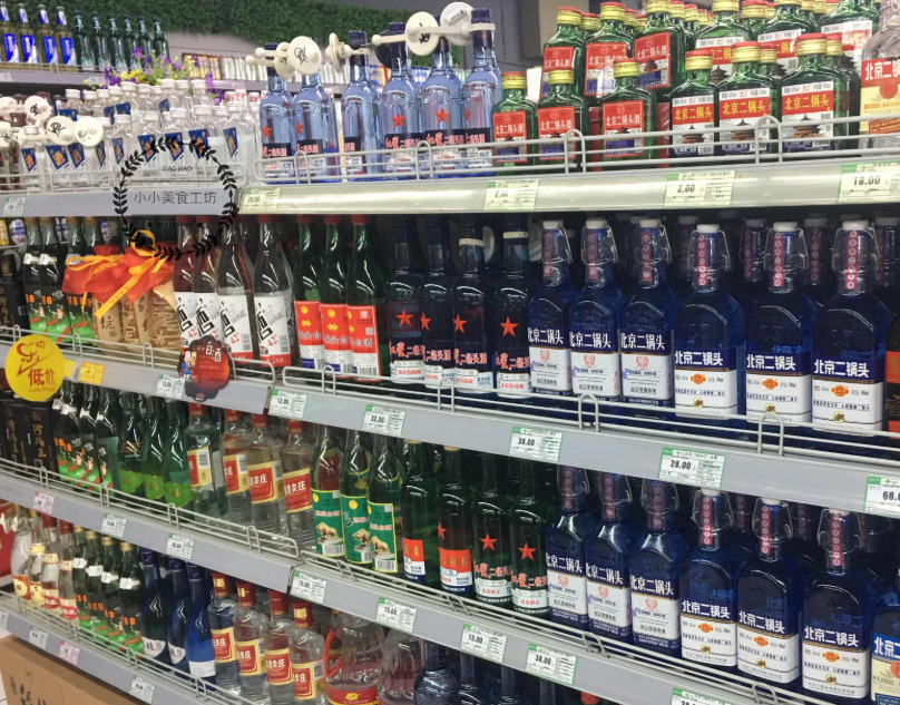国内超市有2种“廉价酒”，导购员不爱推，老酒鬼却整箱买！尴尬