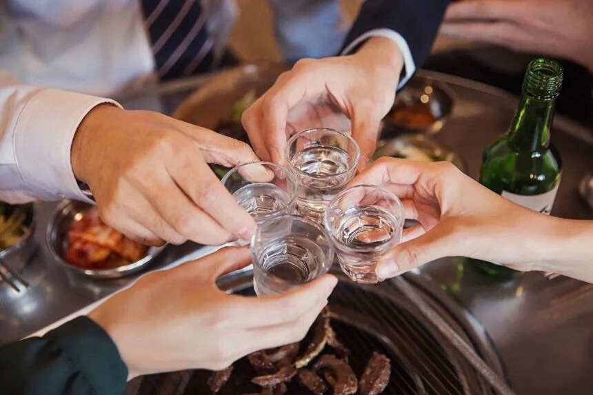 川军老战友齐聚，酒桌上全是“四川好酒”，看您喝过几瓶？