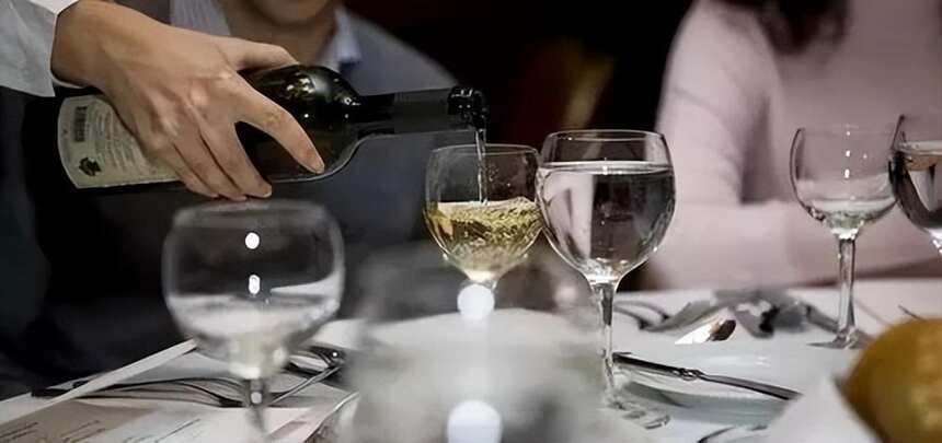 酒桌上，向别人敬酒时，为什么要“左手”拿杯子？早了解早知道