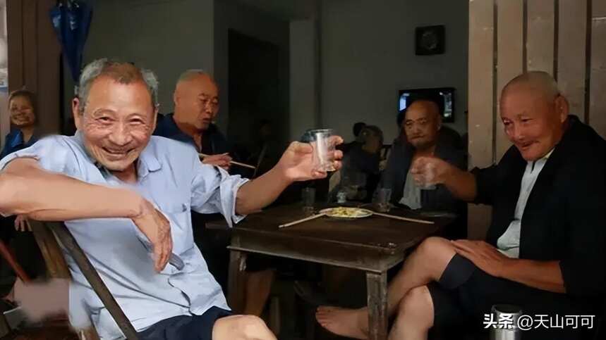 云南烟厂大爷退休工资5600，喝了40年酒，来看这40年大爷都喝啥酒