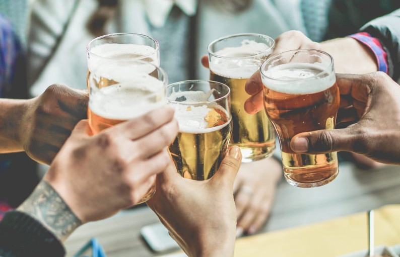 为什么上了一定年纪，酒局就开始喝起了白酒，不太喝啤酒了？