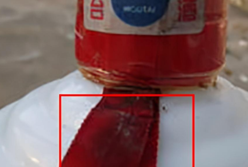 茅台酒瓶上的两条“红飘带”，只是装饰品？行家：红飘带大有用处