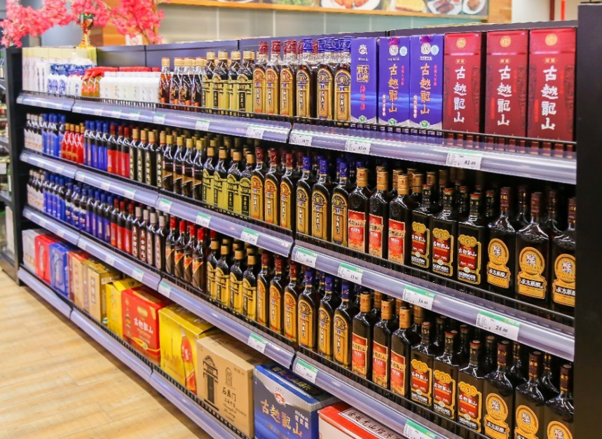 中国“厚道”的2款白酒，摆放在超市货架上积灰，却坚持良心酿造