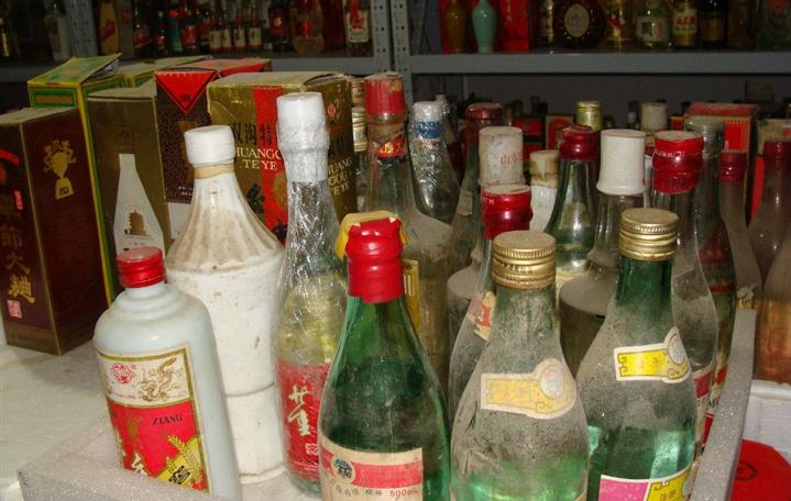 贵州大爷晒出家中的4瓶老酒，极少见！都是70年代供销社主流