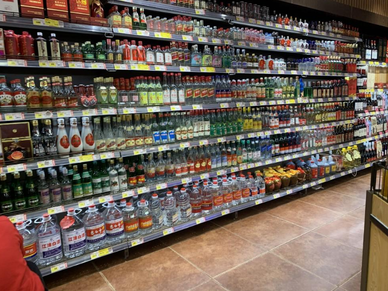 国内超市有2种“廉价酒”，导购员不爱推，老酒鬼却整箱买！尴尬