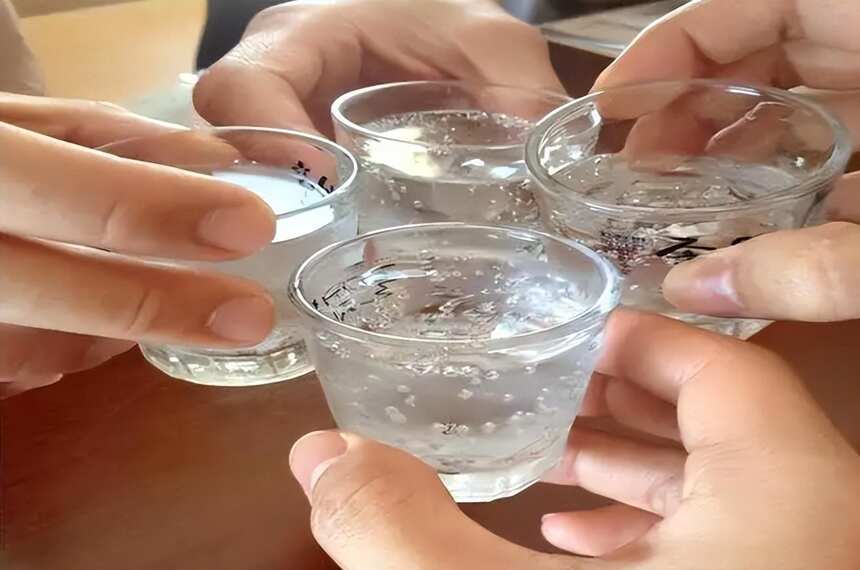 喝白酒时，旁边放一杯白开水是为了“躲酒”？这三个好处建议了解