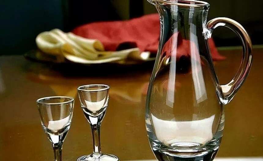 川军老战友齐聚，酒桌上全是“四川好酒”，看您喝过几瓶？