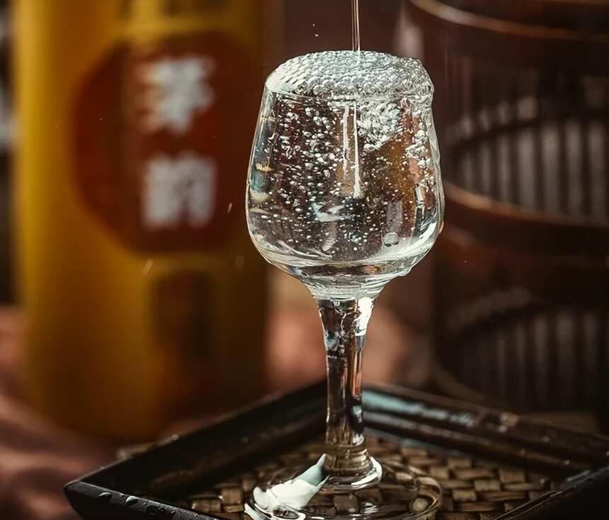 上海有钱人爱喝啥酒？懂行的偏不碰茅台，3种“便宜酒”正中下怀