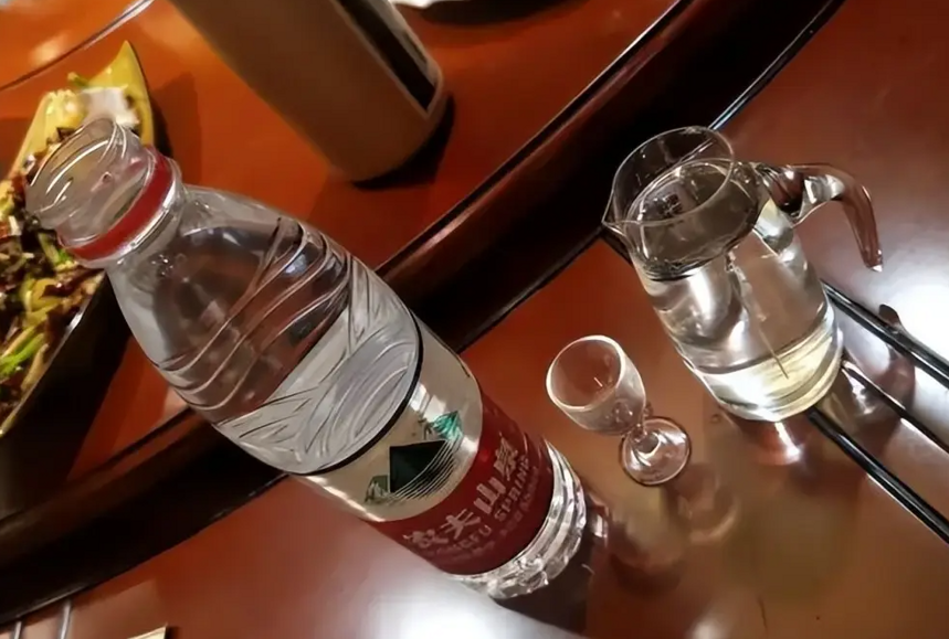 酒局上经常喝酒的人，为何旁边总放着一瓶矿泉水？为你揭秘