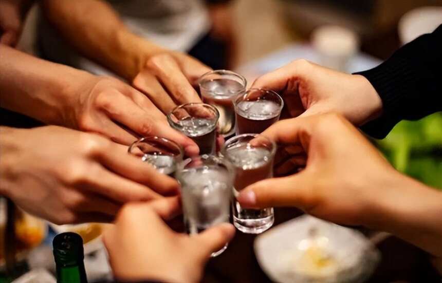 建议中年人：请客喝酒，四种“忌讳酒”别带上桌，否则朋友没得做
