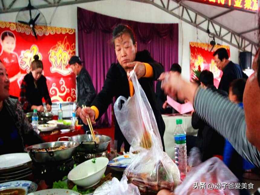 广西桂北地区农村办酒席，主人大喊“不让打包”引热议，你咋看？