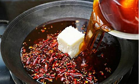 如何在家熬制正宗的重庆火锅底料？有个叫做牛油的料很关键