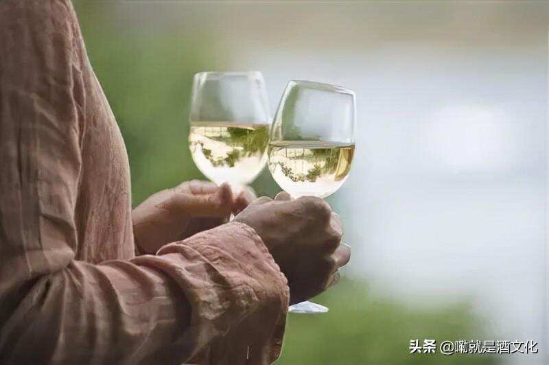 酒是灵魂的家，喝酒若开一扇窗，人生岂止是风光