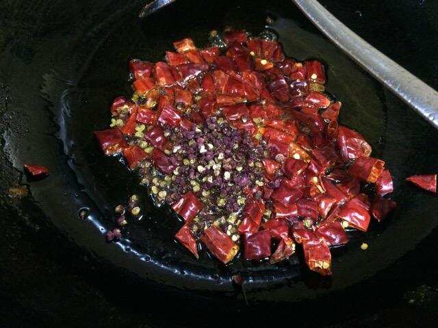 如何在家熬制正宗的重庆火锅底料？有个叫做牛油的料很关键