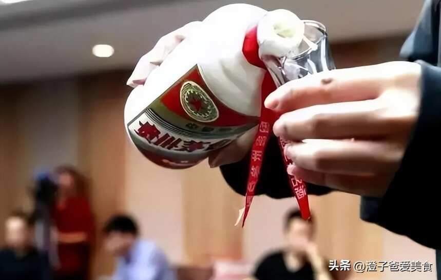 上海富豪爱藏酒，10年藏了80瓶茅台，行家看完却说：损失一套房