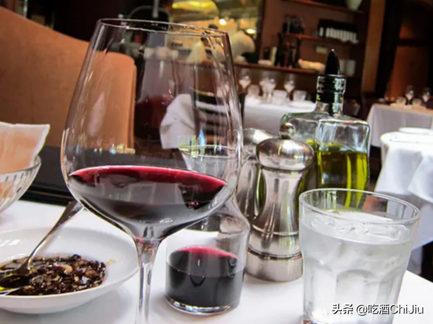 饭局上，喝红葡萄酒需要冰镇一下吗？