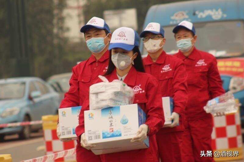 同舟共济援真情  李庄酒厂向一线防疫人员送去紧缺物品