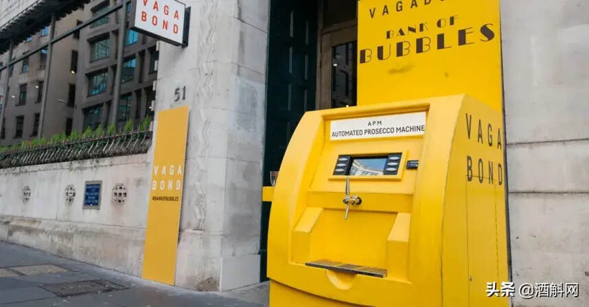 伦敦酒吧出了个“ATM”机，能吐出起泡酒！| 酒斛发现