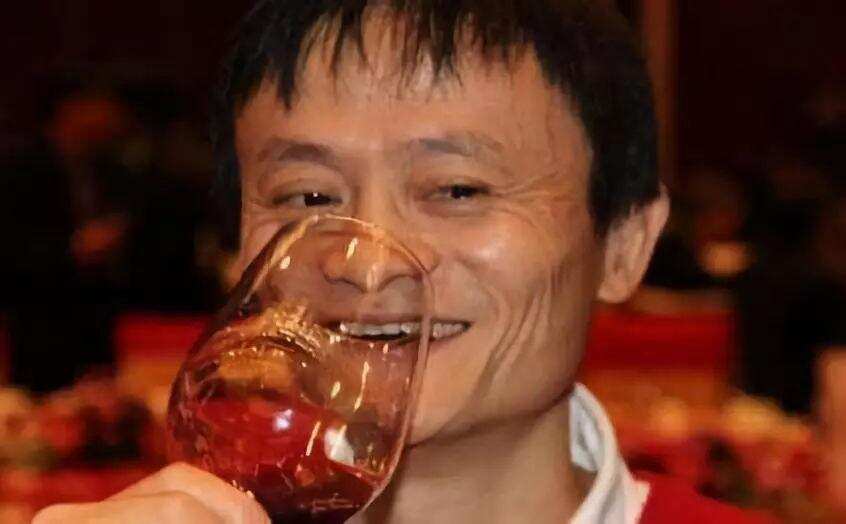 最会喝酒的5位企业家：马云能喝半斤白酒，周鸿祎因喝醉磕掉门牙