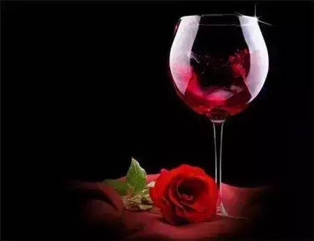 女性喝红酒的N多好处，保养自己从睡前一杯红酒开始！
