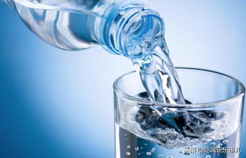 依云矿泉水，一瓶水怎么有奢侈品的味道？