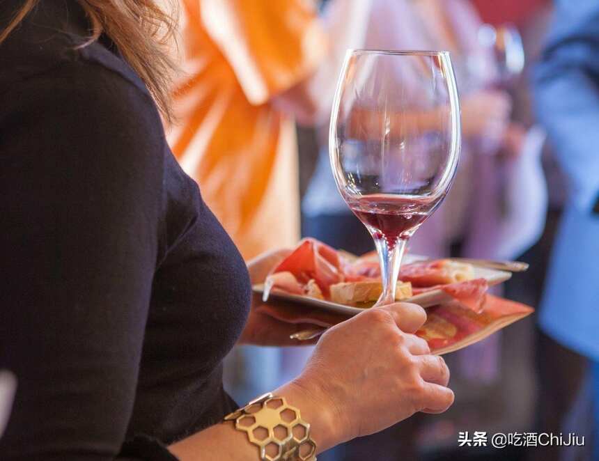宴请女性朋友，为什么选“梅洛红酒”比较好？