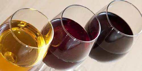 如何观察葡萄酒颜色？颜色又能告诉我们哪些信息？