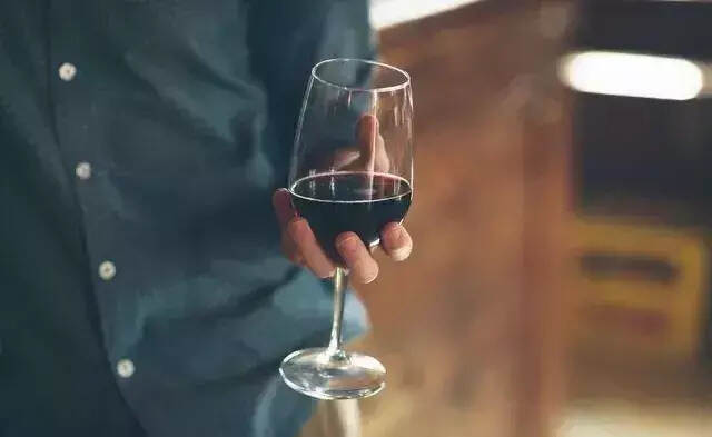 为什么喝葡萄酒一定要用高脚杯？