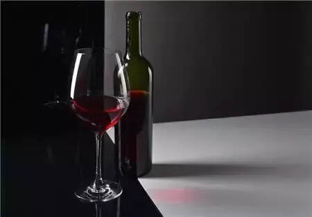 女性喝红酒的N多好处，保养自己从睡前一杯红酒开始！
