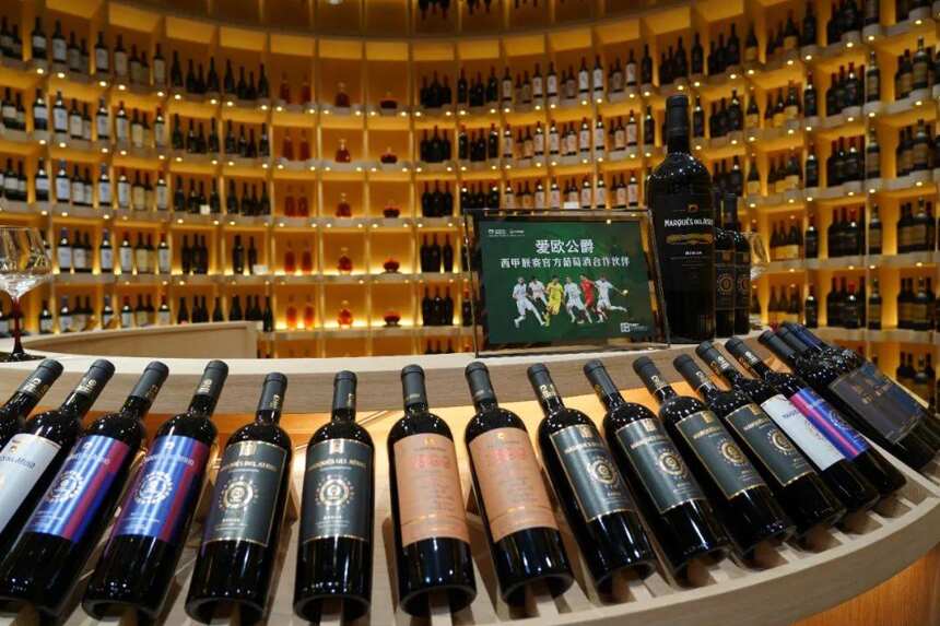 “神奇教练”米卢探访张裕酒文化博物馆，为张裕葡萄酒点赞