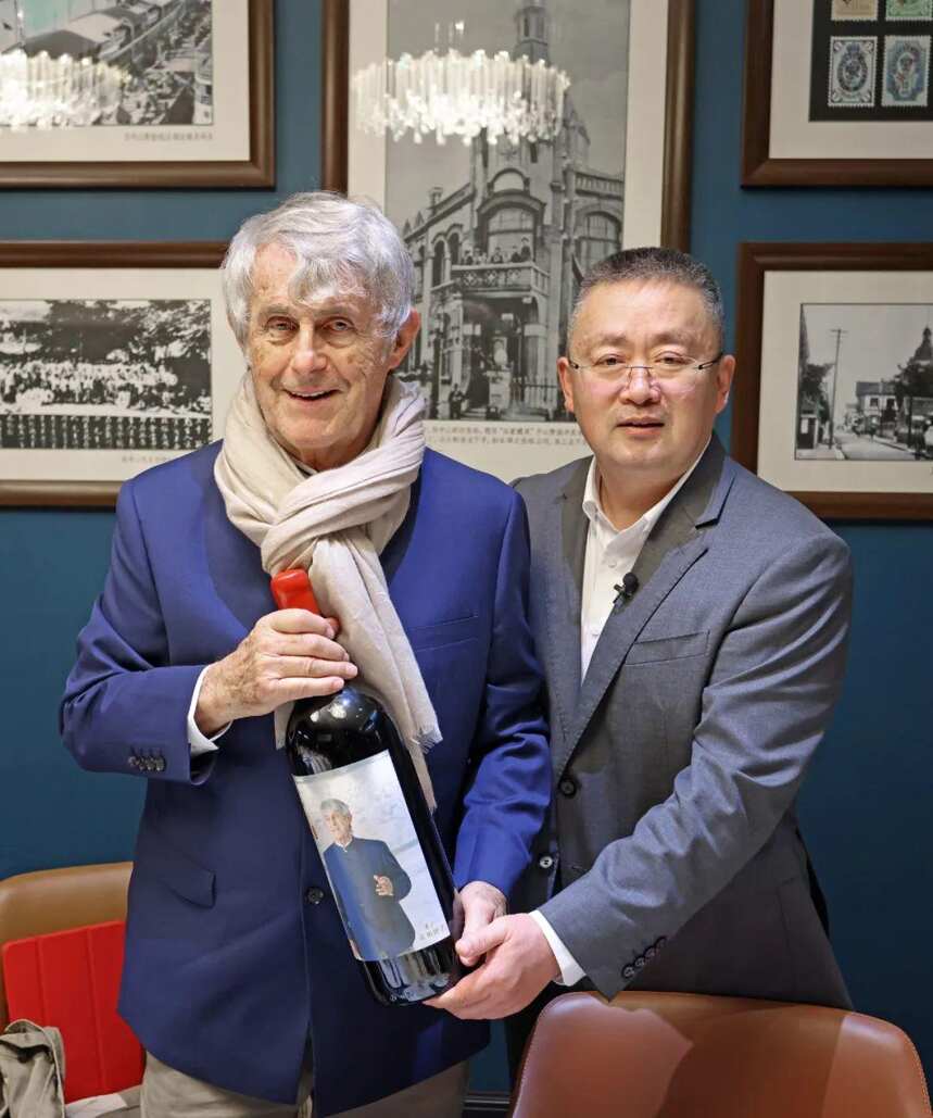 “神奇教练”米卢探访张裕酒文化博物馆，为张裕葡萄酒点赞