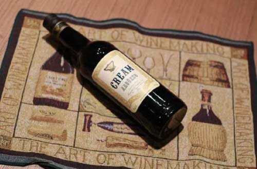 雪莉酒是西班牙的一种加强型白葡萄酒，和波特酒的区别介绍