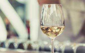 红葡萄酒和白葡萄酒有什么区别？