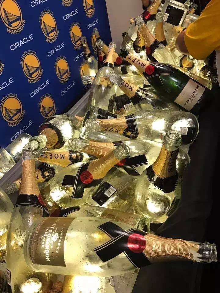 勇士队喷了18万美刀的香槟庆祝斩获NBA总冠军