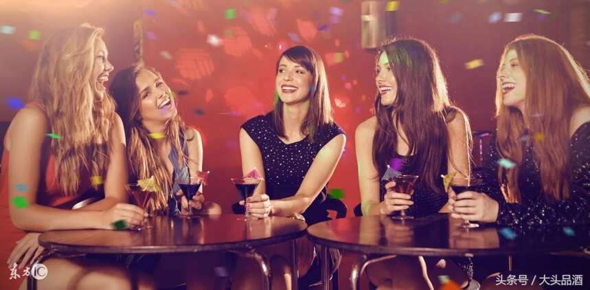是什么原因促成女性都喜欢去酒吧夜店呢？